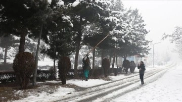 Afganistan'ın başkenti Kabil'e bu kışın en derin eş yağdı