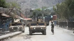 Afganistan'ın doğusunda 3 vilayet merkezi Taliban kontrolüne geçti
