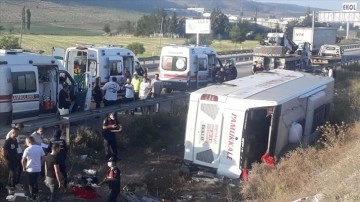 Afyonkarahisar'da yolcu otobüsünün devrilmesi kararı 1 isim öldü, 30 isim yaralandı