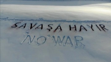 Ağrı'da kar karşı dev yazılar yazarak 'savaşa hayır' dediler