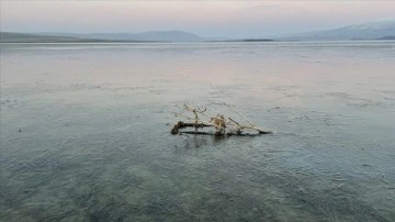 Aktaş Gölü'nün yüzeyi azda olsa buz tuttu