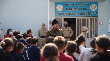Alanya'da öğretmenler Çanakkale Savaşı periyodunun asker giysileriyle ibret verdi