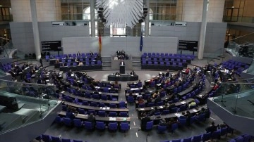 Almanya'da Federal Meclis'te acemi Kovid-19 önlemleri ikrar edildi