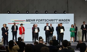 Almanya’da hükümeti oluşturan koalisyon sözleşmesi imzalandı