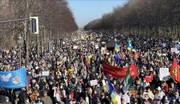 Almanya’da Ukrayna ile el birliği gösterisine binlerce isim katıldı