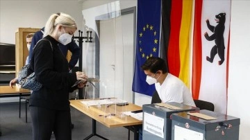 Almanya’daki genel seçimde kasa depar belgesi anketinde SPD az farkla önde görünüyor