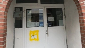 Almanya'nın Dortmund kentinde cami kapısına gamalı salip çizildi