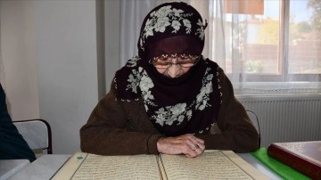 Amasyalı Nazmiye büyük anne 91 yaşlarında Kur'an okumayı öğreniyor