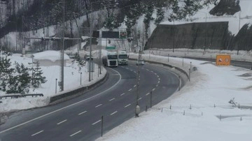 Anadolu Otoyolu'nun Bolu Dağı Tüneli kesimindeki karlar temizlendi