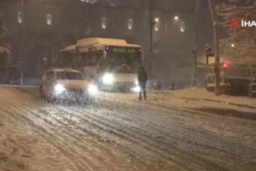 Ankara’da kar yağışı etkisini artırdı, sürücüler zor anlar yaşadı