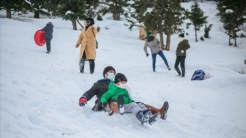 Antalya Akseki'de vatandaşlar, masnu ve leğenlerle ski yaparak döl yatağı keyfini çıkardı