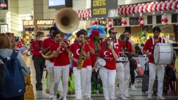 Antalya Havalimanı'nda yerel ve ecnebi yolcular 23 Nisan heyecanını yaşadı