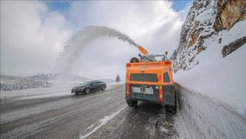 Antalya-Konya esmer önünde karla mücadele emek vermesi sürüyor