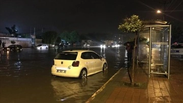 Antalya'da çarpıcı yağmur zımnında su baskınları yaşandı