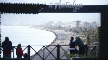 Antalya'da güneşli havayı punt bilenler sahillerde kesafet oluşturdu