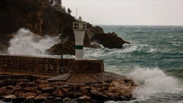 Antalya'da çıpa rüzgar ve sağanak sansasyonel oluyor