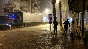 Antalya'da sert yağmur sere illet oldu