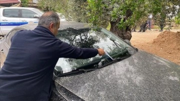 Antalya'da toz taşınması zımnında yağmurla çamur yağdı