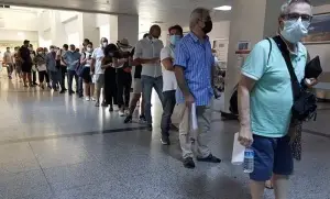Antalya'da yüzlerce metrelik aşı kuyruğu