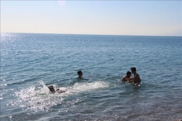 Antalyalılar hanuman ayında denizin keyfini çıkardı