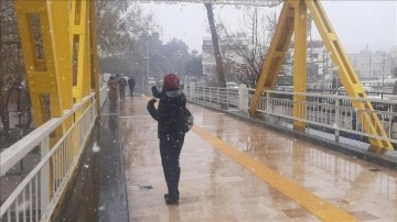 Antalya'nın Manavgat ilçesinde 15 sene aradan sonradan kar yağışı sansasyonel oldu