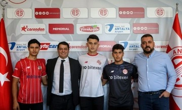 Antalyaspor, altyapıdan 17 yaşındaki 3 oyuncuya imza attırdı