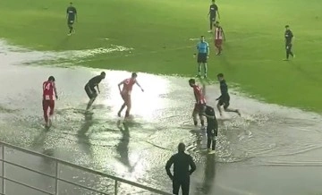 Antalyaspor U19 ile Trabzonspor U19 maçında zeminde biriken 'su' tepkiye neden oldu