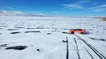 Araçların şita performansını buzla ciltli Çıldır Gölü'nde sınav ediyorlar
