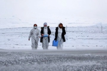 Ardahan'da sağlıkçılar kar, tipi ve fırtınaya rağmen sokak sokak gezip aşılama yapıyor