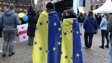 Avrupa şehirlerinde Ukrayna'ya dayanak noktası ve el birliği mitingleri yapıldı