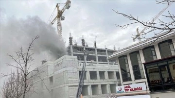 Bağcılar Eğitim ve Araştırma Hastanesi'nin inşaatı devam eden ek binasında yangın