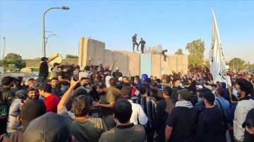 Bağdat'ta seçme neticelerini gıcırtı fail göstericiler, Yeşil Bölge'deki bariyerleri yıktı