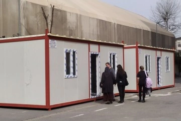 Bahçelievler'deki bir okulda depremzedeler düşüncesince konteyner evler hazırlandı