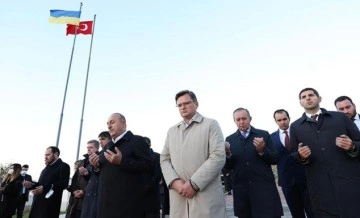 Bakan Çavuşoğlu, Galiçya'da şehit düşen Türk askeri anıtlarına çelenk bıraktı