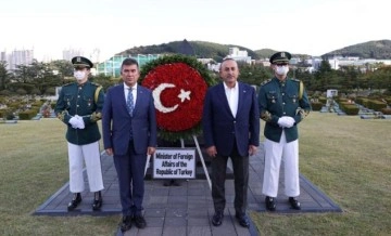 Bakan Çavuşoğlu, Güney Kore'de BM Anıt Mezarlığını ziyaret etti