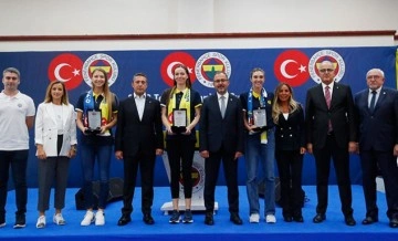 Bakan Kasapoğlu, Fenerbahçe'nin olimpik sporcularla buluşma etkinliğine katıldı
