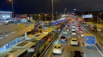 Bakırköy'de metrobüs arızalanınca levent boylu taşıt kuyruğu oluştu