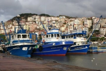 Balıkçılar denize açılamayınca tezgahlar boş kaldı