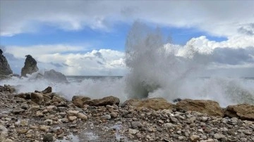 Bartın'da hararetli rüzgar 4 metreyi aşan dalgalar oluşturdu