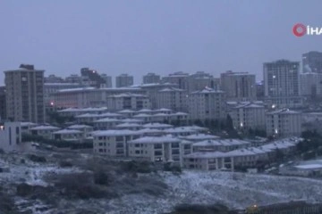 Başakşehir’de kar bölgeleri ve çatıları beyaza bürüdü