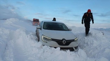 Bayburt'ta kar ve tipi zımnında mahsur artan turistler kurtarıldı