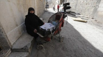 Bebek otomobiliyle kağıt toplayan Halepli anne, mânialı evlatlarına bayramlık istiyor