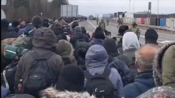 Belarus’ta cıvıl cıvıl birlikte kesintili muhacir grubu Polonya sınırına ilerliyor
