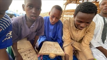 Benin'de füru Kur'an'ı kara kara tahta levhalar üstünden öğreniyor