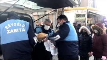 Beyoğlu zabıtası, Halk Ekmek büfeleri uğrunda soğukta muntazır vatandaşlara ekmek dağıttı