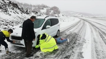 Bingöl'de kar zımnında yolda küsurat ailenin yardımına polis yetişti