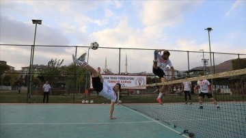 Bingöllü sporcular ayak tenisinde Avrupa'da Türkiye'yi asimilasyon edecek