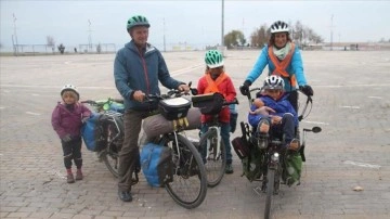 Bisikletle Avrupa ve Asya turuna çıkan Fransız aile Konya'da ıtlak verdi
