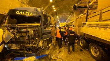 Bolu Dağı Tüneli'nde 18 arabanın karıştığı müteselsil kazada 3'ü ağırbaşlı 17 ad yaralandı