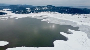 Bolu'da soğukların etkisiyle azda olsa donan göl açıktan görüntülendi